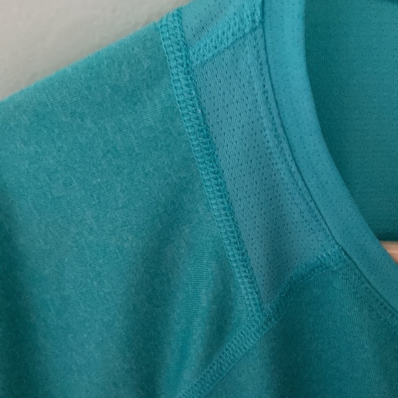 3/$18 (2) Tek Gear Dry Tek Size Medium shirts - Picture 3 of 7